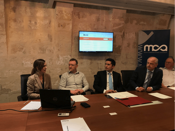 De derecha a izquierda John McGrath (presidente de Mullingar Employmnet Action Group), Edwards Woods (director de la Autoridad para la Comunicación en Malta), Anthony Gatt (Secretario Permanente del Ministerio de competitividad y economía digital, marítima y de servicios), Michael Ward (gerente de Mullingar Employmnet Action Group) y Lina Klemkaite (Dramblys).